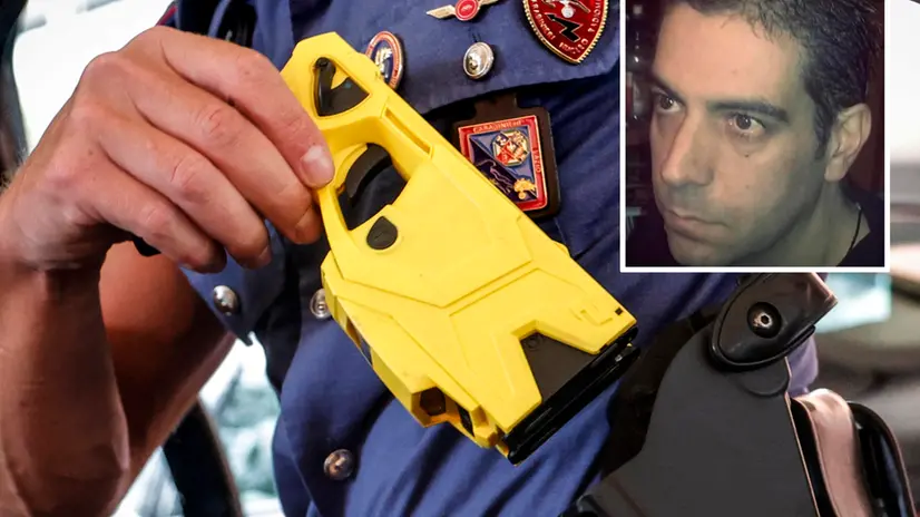 Taser in dotazione ai Carabinieri del Nucleo Radiomobile, Roma, 12 Agosto 2025. Sono circa 100 gli equipaggi che quotidianamente 24 ore su 24 intervengono sul territorio della capitale. ANSA/GIUSEPPE LAMI (taser, controlli, carabinieri, sicurezza, simbolica, generica)