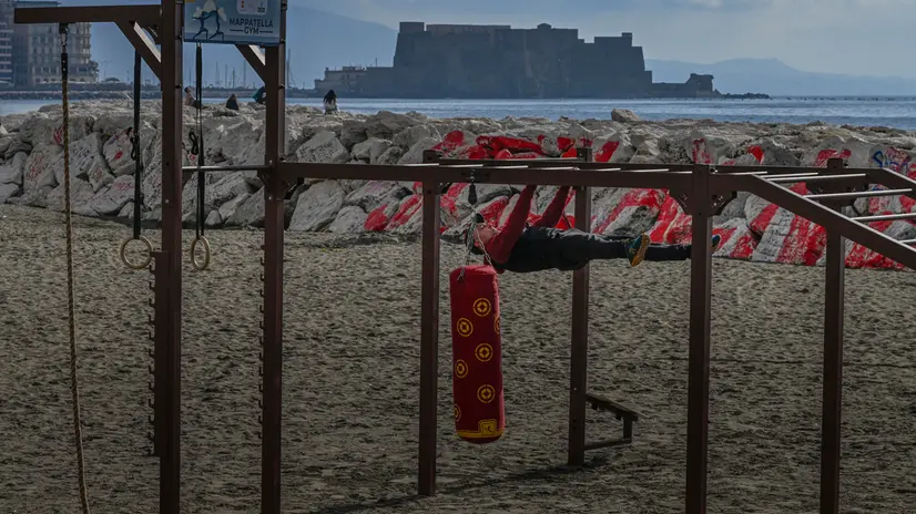Sullo scenario del golfo di Napoli 'Mappatella Gym' la prima palestra pubblica gratuita della citta' allestita sulla spiaggia della Rotonda Diaz e inaugurata dal sindaco Gaetano Manfredi, frutto della collaborazione tra l'amministrazione comunale e la Fondazione Marinelli-Gaeta con l'associazione 100x100 Naples, 24 febbraio 2025. ANSA / CIRO FUSCO (palestra, sport, tempo libero, hobby, simbolica, generica, attivita' fisica)
