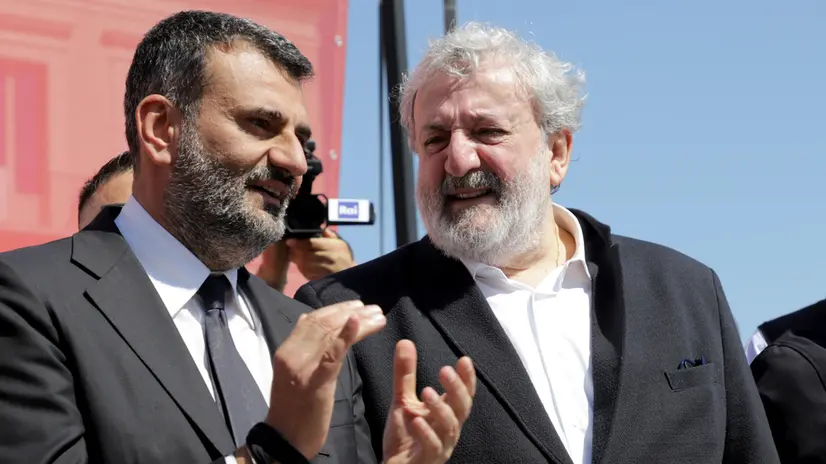 Antonio Decaro e Michele Emiliano durante Giù le mani da Bari. #Io sto con Decaro. La manifestazione di solidarietà con il sindaco del capoluogo pugliese Antonio Decaro si è tenuta stamane in piazza del Ferrarese a Bari. Bari marzo. ANSA / DONATO FASANO