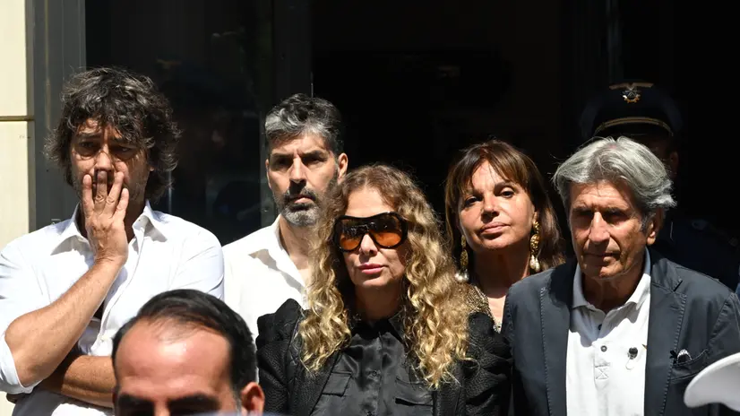 Tiziana Baudo con Simone Annichiarico, figlio di Walter Chiari, e Gianni Ippoliti, osservano il feretro di Pippo Baudo che lascia il Teatro delle Vittorie a Roma, 19 agosto 2025. ANSA/MAURIZIO BRAMBATTI