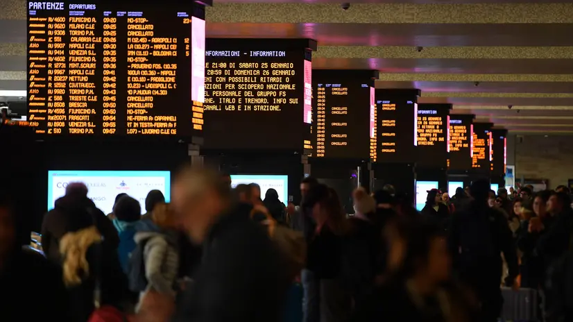 Passeggeri in attesa in stazione