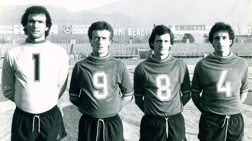 Aliboni, Gritti, Torresani e Bonometti si girano la maglia da gioco per comporre l'anno 1984