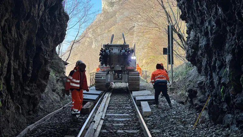 Tecnici in azione sulla tratta sebina - © www.giornaledibrescia.it
