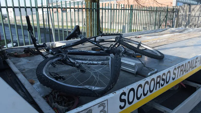 Un uomo è deceduto dopo essere stato travolto da un mezzo pesante mentre era in sella alla sua bicicletta sulla sp121 all’incrocio con la Padana Superiore a Cernusco sul Naviglio. 03 Febbraio 2025. ANSA/ANDREA CANALI