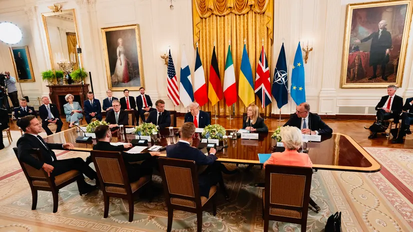 I colloqui sulla guerra in Ucraina di ieri alla Casa Bianca. Nella foto da sin. in senso orario, il primo ministro britannico Keir Starmer, il presidente francese Emmanuel Macron, il presidente degli Stati Uniti Donald Trump, la premier italiana Giorgia Meloni, il cancelliere tedesco Friedrich Merz, la presidente della Commissione Europea Ursula von der Leyen, il presidente finlandese Alexander Stubb, il presidente ucraino Volodymyr Zelensky e il segretario generale della Nato Mark Rutte, Washington, 19 agosto 2025 Ansa / Filippo Attili - ufficio stampa Palazzo Chigi ++FOTO DIFFUSA DALL'UFFICIO STAMPA DI PALAZZO CHIGI - USARE SOLO PER ILLUSTRARE OGGI LA NOTIZIA INDICATA NEL TITOLO - NON ARCHIVIARE – FOTO NON IN VENDITA - DA USARE SOLO PER FINI GIORNALISTICI - NPK+++ Washington, 19 agosto 2025 Ansa / Filippo Attili - ufficio stampa Palazzo Chigi ++FOTO DIFFUSA DALL'UFFICIO STAMPA DI PALAZZO CHIGI - USARE SOLO PER ILLUSTRARE OGGI LA NOTIZIA INDICATA NEL TITOLO - NON ARCHIVIARE – FOTO NON IN VENDITA - DA USARE SOLO PER FINI GIORNALISTICI - NPK+++