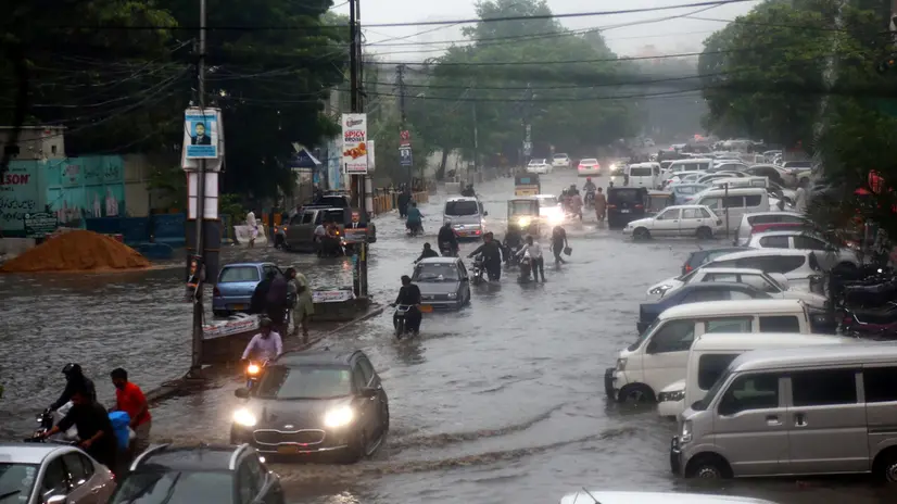 epa12310381 Vehicles drive amid a rainfall in Karachi, Pakistan, 19 August 2025. Since the start of the monsoon season on 26 June, the death toll from rains and flooding in Pakistan has reached at least 695. The National Disaster Management Authority (NDMA) reported that an additional 935 people have been injured. The northwestern province of Khyber Pakhtunkhwa has been the most severely affected, accounting for 417 of the total deaths. EPA/REHAN KHAN