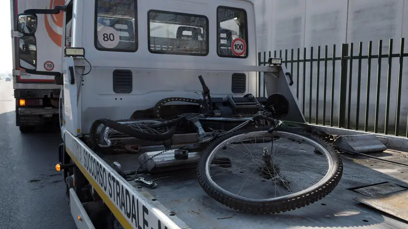 Un uomo è deceduto dopo essere stato travolto da un mezzo pesante mentre era in sella alla sua bicicletta sulla sp121 all’incrocio con la Padana Superiore a Cernusco sul Naviglio. 03 Febbraio 2025. ANSA/ANDREA CANALI