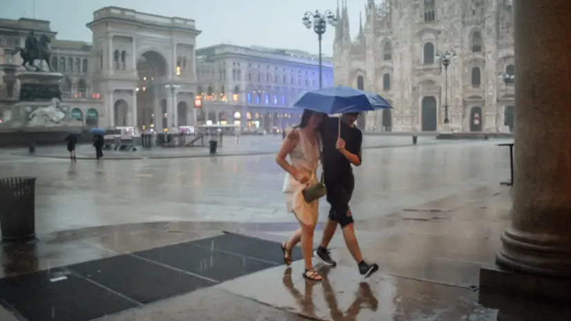 Acquazzone in piazza Duomo, Milano 6 Luglio 2025 ANSA/MATTEO CORNER