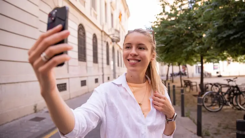 Una ragazza che si sta scattando un selfie - © www.giornaledibrescia.it