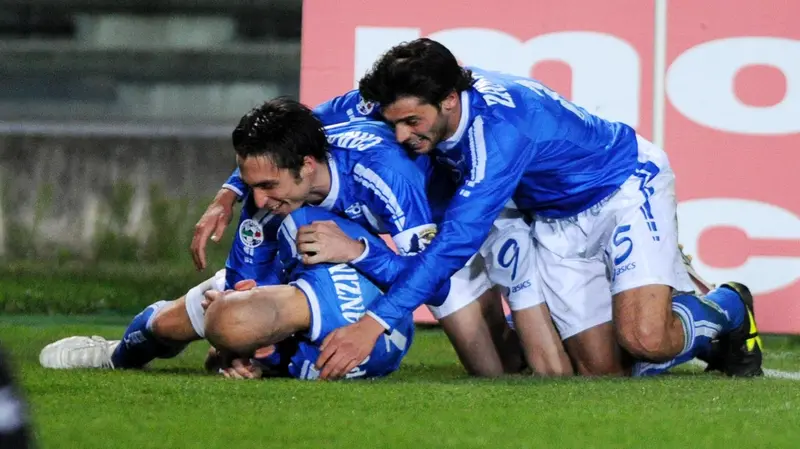 Zambelli abbraccia Caracciolo e Possanzini - Foto Reporter Zanardelli © www.giornaledibrescia.it