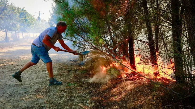 epa12310465 A local resident fights with a forest fire in Covilha, Portugal, 19 August 2025. Portugal activated the European Civil Protection Mechanism, which sent two Fire Boss aircraft to help fight the fires. According to preliminary official data, as of August 19, 2025, over 201,000 hectares had burned in Portugal, surpassing the total burned in all of 2024. EPA/MIGUEL PEREIRA DA SILVA