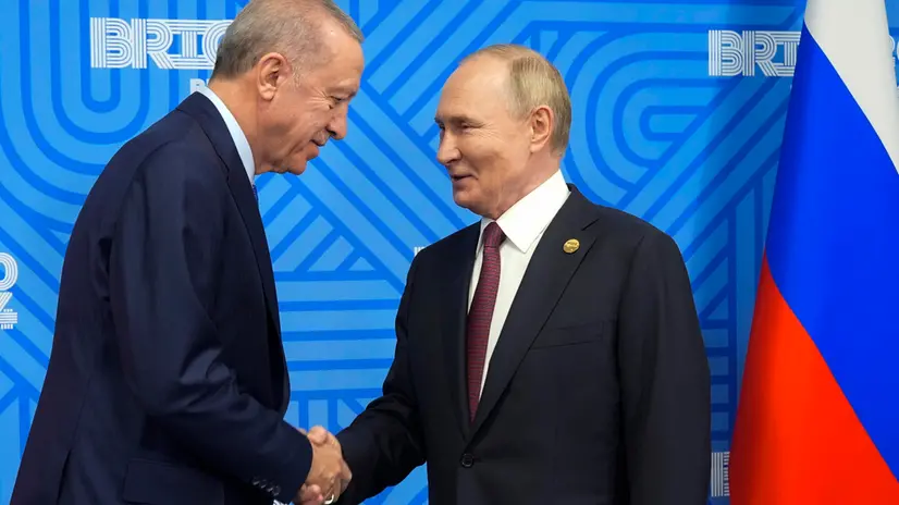 epa11677627 Russian President Vladimir Putin (R) welcomes Turkish President Recep Tayyip Erdogan before their meeting on the sidelines of the BRICS summit in Kazan, Russia, 23 October 2024. The BRICS summit takes place from 22 to 24 October. EPA/ALEXANDER ZEMLIANICHENKO / POOL