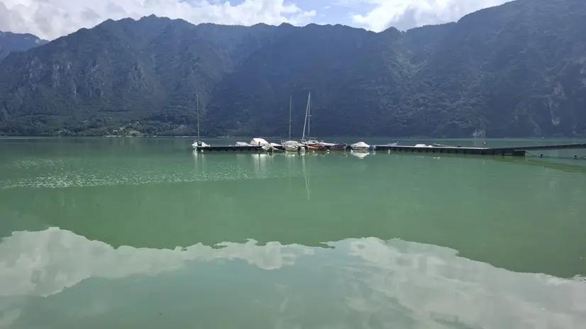 Il lago d'Idro si tinge di verde