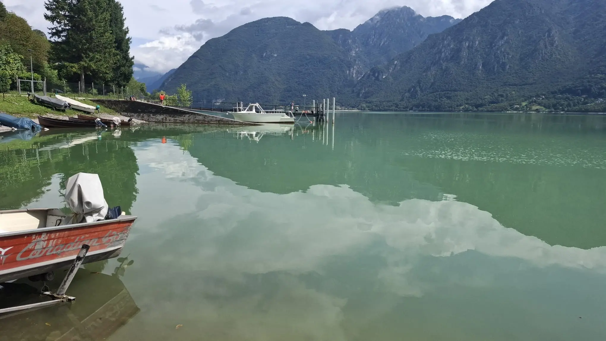 Il lago d'Idro si tinge di verde