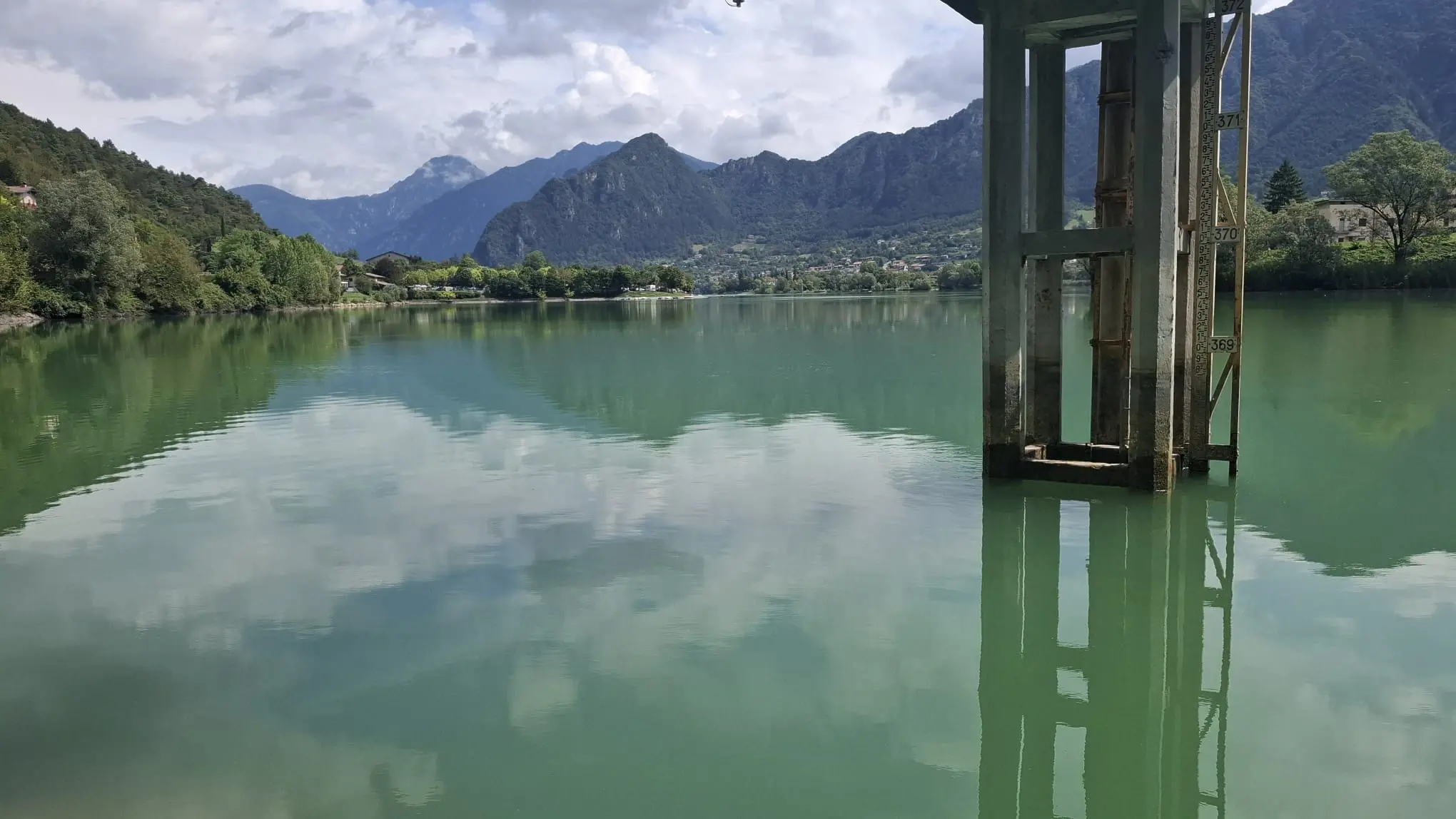 Il lago d'Idro si tinge di verde