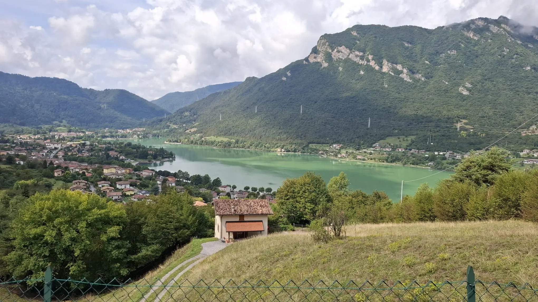 Il lago d'Idro si tinge di verde