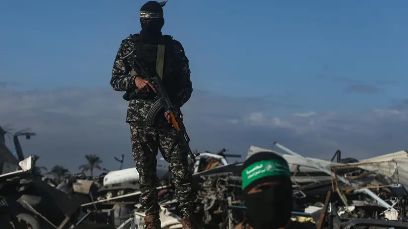 epa11867479 Izz ad-Din al-Qassam Brigades fighters release Israeli captive Yarden Bibas, to the International Committee of the Red Cross, as part of the ceasefire and prisoner exchange agreement between Hamas and Israel, in Khan Yunis, southern Gaza Strip, 01 February 2025. Three Israeli hostages, Keith Siegel, Ofer Calderon and Yarden Bibas were transferred from Hamas to the Red Cross, as part of the Israeli-Hamas hostage release and cease-fire deal. EPA/HAITHAM IMAD