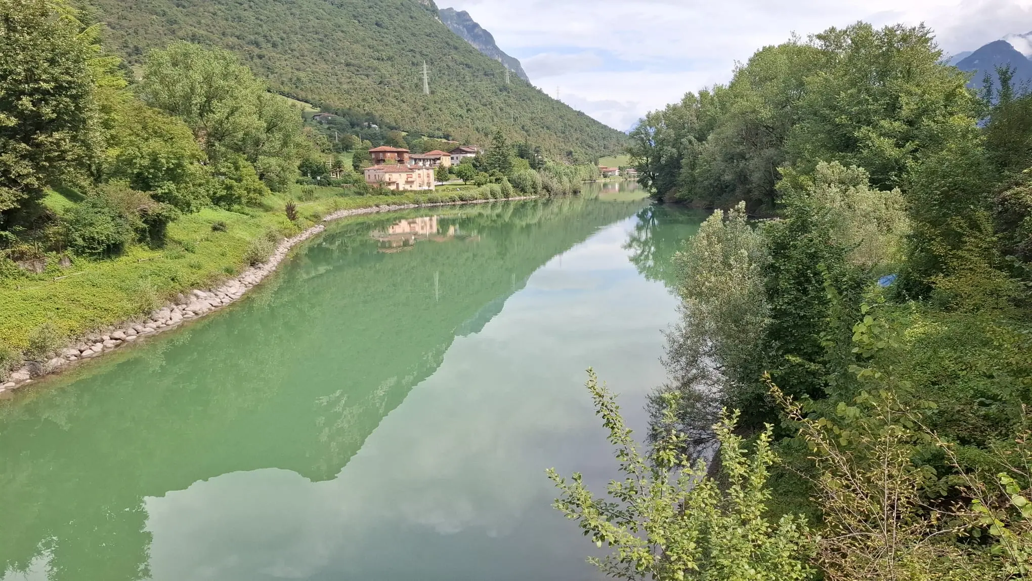 Il lago d'Idro si tinge di verde