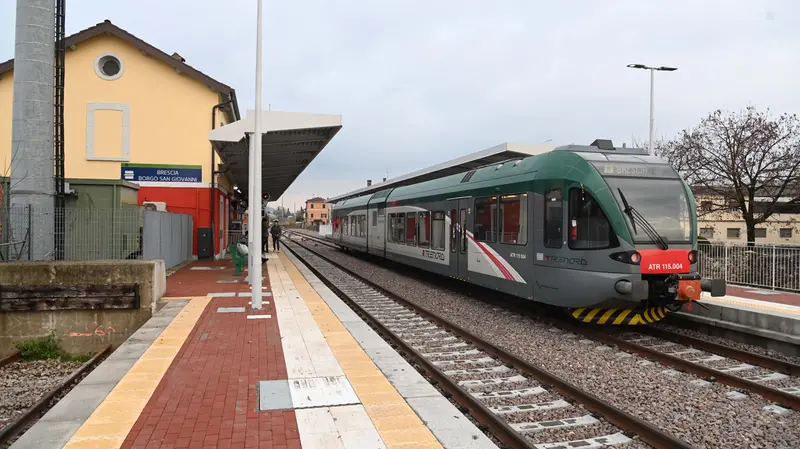 Un treno nella stazione di Borgo San Giovanni - © www.giornaledibrescia.it