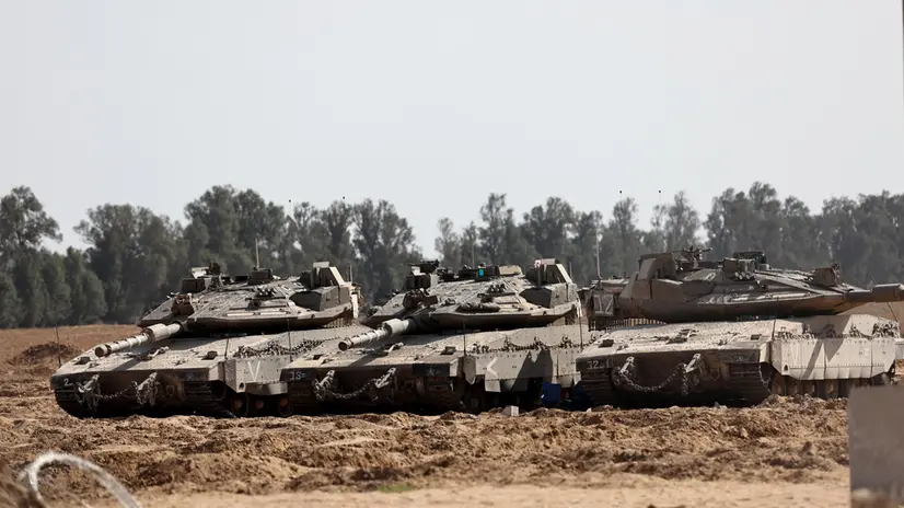 epa12124615 Israeli Merkava tanks gather at the southern Gaza Strip border near Khan Yunis, as seen from southern Israel, 22 May 2025, as Israel's military continues to strike targets across the Gaza Strip as part of its 'Gideon's Chariots' operation. EPA/ATEF SAFADI