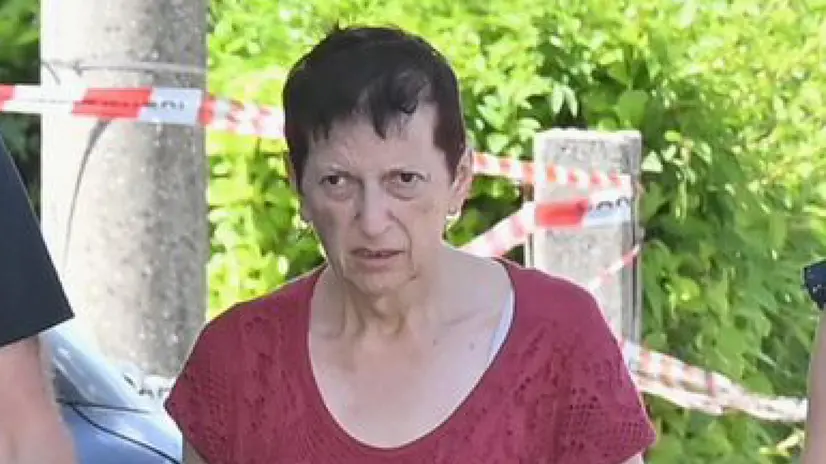 Lorena Venier, la madre di Alessandro Venier, 35 anni, fatto a pezzi a Gemona del Friuli, in provincia di Udine, si reca in caserma per essere interrogata, 31 luglio 2025. ANSA/DIEGO PETRUSSI