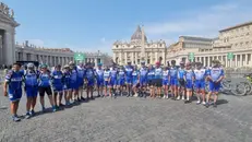Il gruppo degli avisini valsabbini posa in piazza San Pietro per una foto ricordo - © www.giornaledibrescia.it