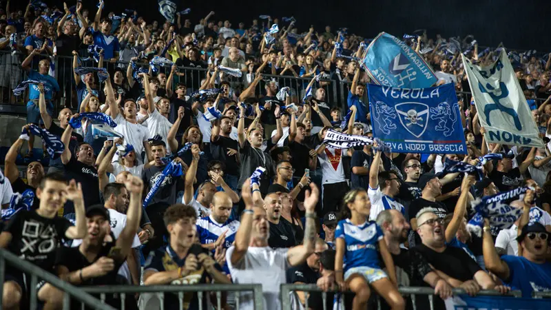 I tifosi in tribuna - Foto New Reporter Comincini © www.giornaledibrescia.it