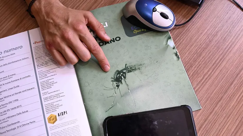 Giorgio Chiaranz esperto in materia di zanzare a cui e’ stato affidato l’incarico di coordinamento, per lo studio e la disinfestazione, da Regione Liguria e Comune di Genova, dopo la possibile posiivita’ al virus West Nile di una zanzara tigre in una zona del Cimitero Monumentale di Staglieno. Genova, 12 agosto 2025 ANSA/LUCA ZENNARO