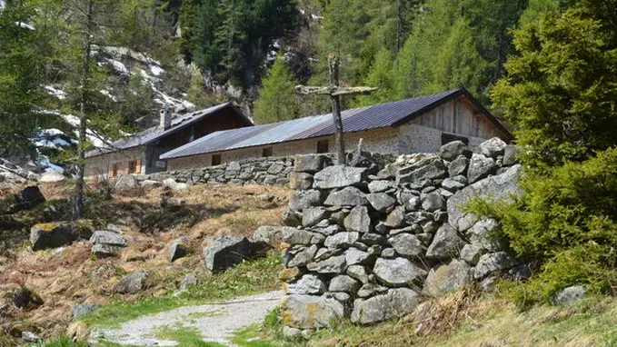 Lungo il percorso si incontra Malga Copai