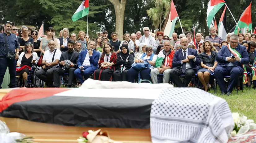 epa12312419 Nibila (C), mother of Palestinian woman Marah Abu Zhuri, who arrived from Gaza and died two days after being admitted to the Cisanello hospital, attends her daughter's funeral ceremony in San Giuliano Terme, Italy, 20 August 2025. EPA/ENRICO MATTIA DEL PUNTA