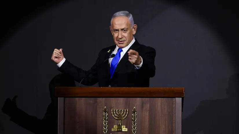 epa12298642 Israeli Prime Minister Benjamin Netanyahu delivers a speech during the U.S. Independence Day reception hosted by Newsmax, at the Waldorf Astoria Hotel in Jerusalem, 13 August 2025. Newsmax holds the reception annually to celebrate ties between the United States and Israel. EPA/Ronen Zvulun / POOL