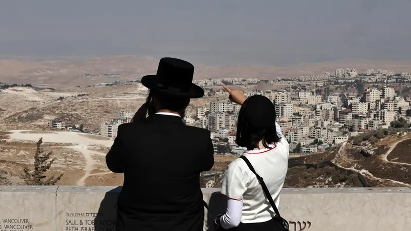Gli israeliani sorvegliano l'insediamento di Ma'ale Adumim, tra Gerusalemme e il Mar Morto - Foto Epa/Atef Safadi © www.giornaledibrescia.it