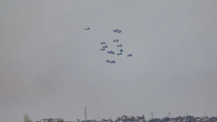 epa12309702 Humanitarian aid is airdropped over the central part the of the Gaza Strip, as seen from southern Israel, 19 August 2025 EPA/ATEF SAFADI BEST QUALITY AVAILABLE