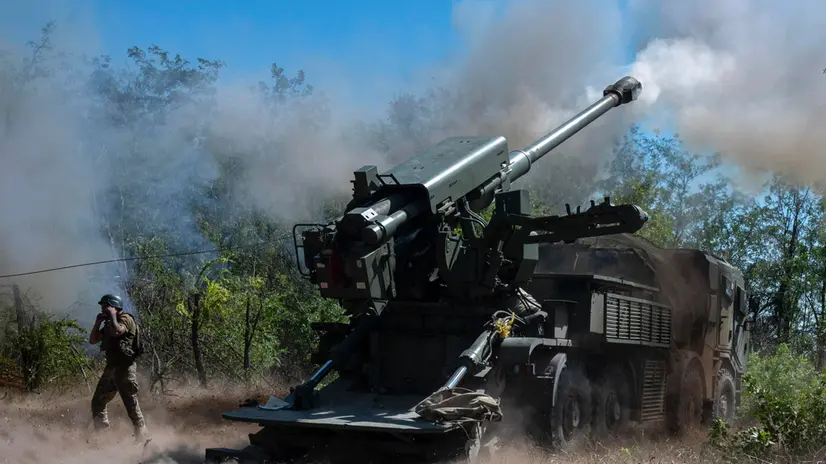 epa12313108 Servicemen of the 44th Separate Artillery Brigade fire the 2S22 'Bohdana' on the frontline in the Zaporizhzhia region, Ukraine, 20 August 2025, amid the ongoing Russian invasion. The Bohdana is a 155 mm NATO-standard caliber, self-propelled howitzer developed in Ukraine. EPA/STRINGER