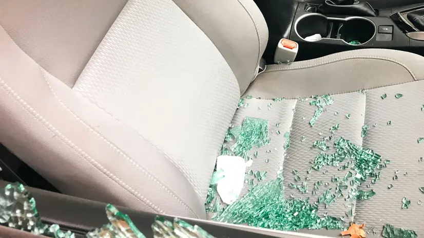 Vetri infranti sul sedile di un'auto - © www.giornaledibrescia.it