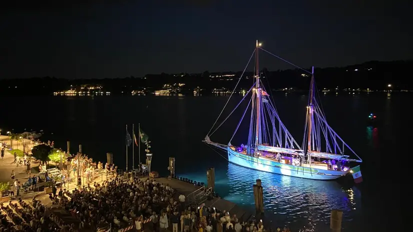 Il veliero Circe in navigazione nel Golfo mentre a bordo si esibiva la violoncellista Ana Rucher