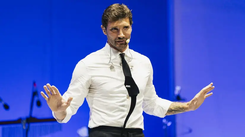 Stefano De Martino in scena alla Cavea del Parco della Musica di Roma con lo spettacolo 'Meglio stasera', 30 luglio 2025. UFFICIO STAMPA +++FOTO DIFFUSA DALL'UFFICIO STAMPA - USARE SOLO PER ILLUSTRARE OGGI LA NOTIZIA INDICATA NEL TITOLO - NON ARCHIVIARE - NON VENDERE - NON USARE PER FINI NON GIORNALISTICI - NPK+++