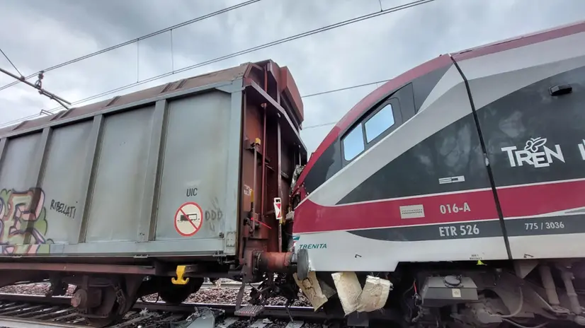 Il treno regionale e il carro merci che si sono urtati tra Mezzocorona e Trento, provocando la temporanea sospensione della circolazione ferroviaria sulla linea Brennero-Trento, 20 agosto 2025. ANSA ++NON IN VENDITA++