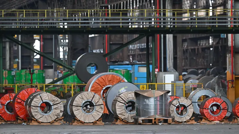 Rotoli di acciaio, nella fabbrica ex Ilva ora ArcelorMittal Acciaieri d'Italia a Genova Cornigliano. Genova, 24 gennaio 2024. ANSA/LUCA ZENNARO (acciaio, ilva, arcelormittal, acciaierie d'italia)