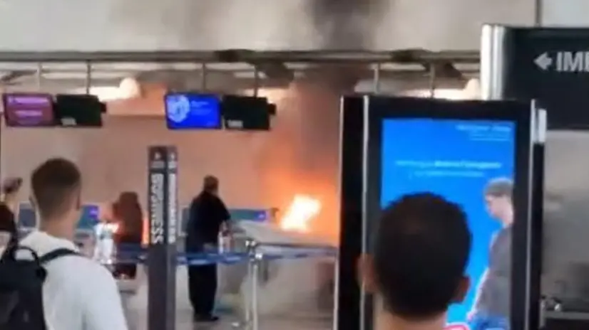Il momento in cui un uomo ha dato in escandescenza questa mattina al terminal 1 dell'aeroporto milanese di Malpensa, appiccando il fuoco a un cestino della spazzatura e provocando alte fiamme nei pressi del gate 13 e allarme fra i passeggeri, Milano, 20 agosto 2025 CREDIT FABIOLA GOMES LEARDINI CONSULENZE - NOEMI DIAS ADVOGADA +++ ATTENZIONE LA FOTO NON PUO' ESSERE PUBBLICATA O RIPRODOTTA SENZA L'AUTORIZZAZIONE DELLA FONTE DI ORIGINE CUI SI RINVIA+++ NPK +++