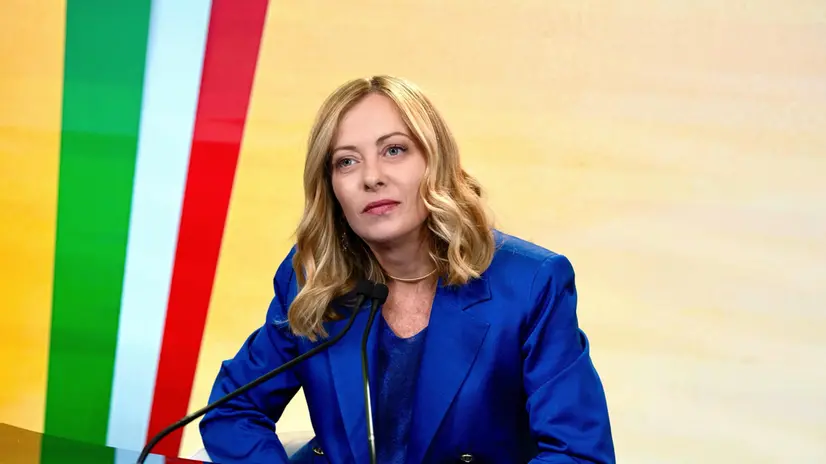 "Il centrodestra è formato da forze politiche diverse, su alcune questioni ci sono sensibilità diverse: penso sia normale altrimenti saremmo un partito unico ma è la ragione per cui abbiamo deciso di stilare un programma e la ragione per cui io penso che sarebbe utile per tutti" concentrarsi "sulle priorità indicate nel programma su cui siamo tutti d'accordo, la cittadinanza non è tra queste". Lo afferma la presidente del Consiglio Giorgia Meloni intervenendo al Forum in Masseria a proposito dello Ius Scholae proposto da Fi. ANSA/UFFICIO STAMPA PALAZZO CHIGI/FILIPPO ATTILI +++FOTO DIFFUSA DALL'UFFICIO STAMPA - USARE SOLO PER ILLUSTRARE OGGI LA NOTIZIA INDICATA NEL TITOLO - NON ARCHIVIARE - NON VENDERE - NON USARE PER FINI NON GIORNALISTICI - NPK+++
