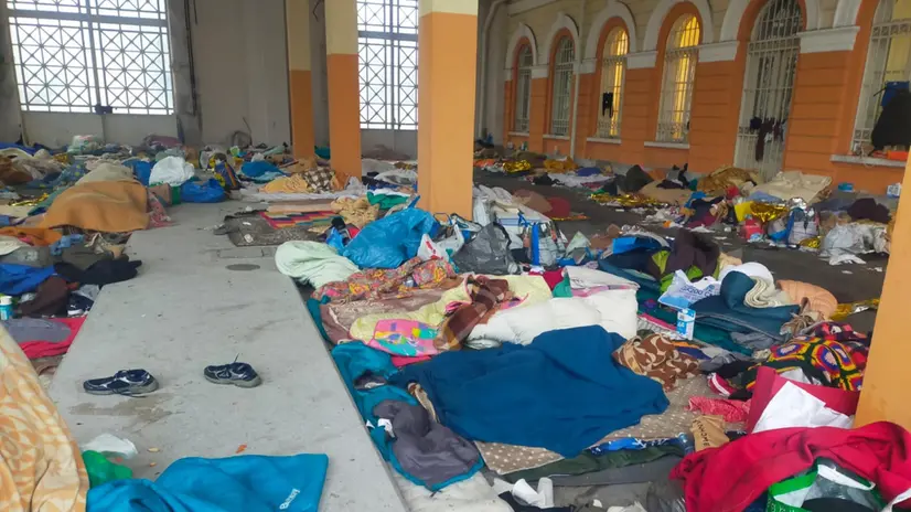 La zona dopo lo sgombero, dove rimangono tanti oggetti