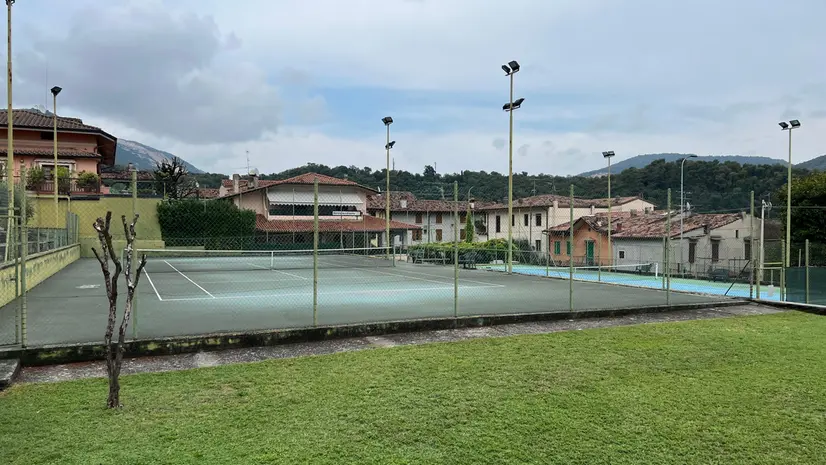 Uno dei campi da tennis della parrocchia - © www.giornaledibrescia.it