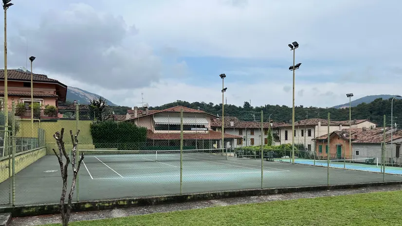 Uno dei campi da tennis della parrocchia - © www.giornaledibrescia.it
