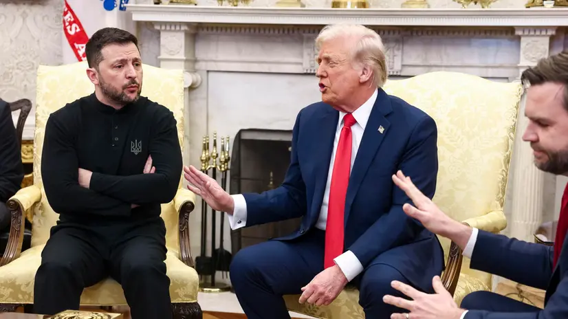 epa11930783 Ukrainian President Volodymyr Zelensky (L) talks with US President Donald Trump (C) and US Vice President JD Vance (R) in the Oval Office of the White House in Washington, DC, USA, 28 February 2025. Zelensky is in Washington to sign the framework of a deal, pushed by President Trump, to share Ukraines’s mineral wealth with the US. EPA/JIM LO SCALZO / POOL