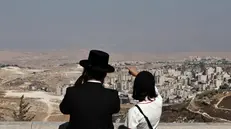 epa12312601 Israelis overlook the West Bank settlement of Ma'ale Adumim, between Jerusalem and the Dead Sea, 20 August 2025. The Israeli Civil Administration's Settlement Subcommittee approved the promotion of the E1 plan in Ma'ale Adumim, which includes approximately 3,400 new housing units and the establishment of a new settlement in Ashahel. The plan also includes 342 housing units alongside public buildings and infrastructure. EPA/ATEF SAFADI