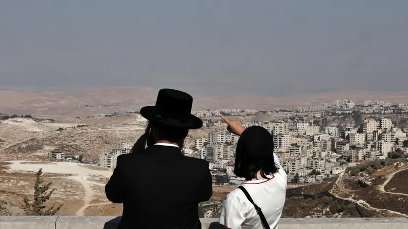 epa12312601 Israelis overlook the West Bank settlement of Ma'ale Adumim, between Jerusalem and the Dead Sea, 20 August 2025. The Israeli Civil Administration's Settlement Subcommittee approved the promotion of the E1 plan in Ma'ale Adumim, which includes approximately 3,400 new housing units and the establishment of a new settlement in Ashahel. The plan also includes 342 housing units alongside public buildings and infrastructure. EPA/ATEF SAFADI