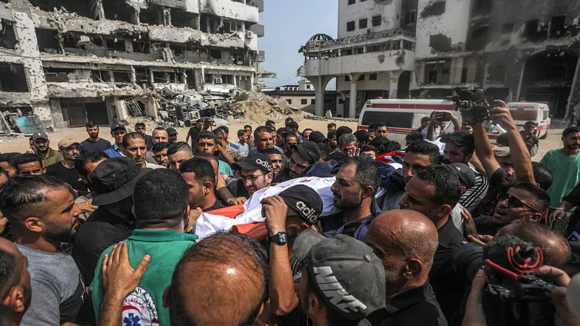 epa12293439 Palestinians carry the body of late Al Jazeera journalist Anas Al-Sharif during his funeral procession outside the Al-Shifa hospital in Gaza City, 11 August 2025. At least seven people, including five Al Jazeera media team members Anas Al-Sharif, Mohammed Qreiqeh, Ibrahim Zaher, Moamen Aliwa and Mohammed Noufal, were killed in an Israeli strike on their tent outside Gaza's Al-Shifa Hospital late 10 August 2025. The Israel Defense Forces (IDF) claimed direct responsibility for the attack. EPA/MOHAMMED SABER