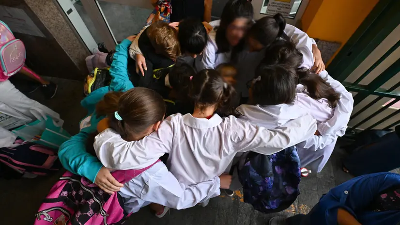 Primo giorno di Scuola per i bambini e ragazzi della Liguria, Genitori e figli presso l'istituto Don Bosco nel quartiere di Sampierdarena. Genova, 14 settembre 2023. ANSA/LUCA ZENNARO (scuola, bambini, ragazzi, gentori, bambini immigrati)