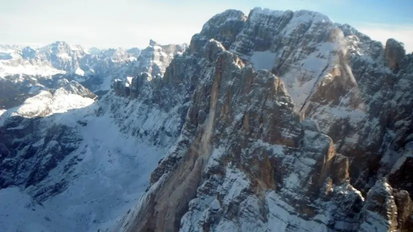Un immagine della fase ricognizione effettuata dagli uomini del Corpo Forestale con l'elicottero e con squadre da terra hanno escluso definitivamente il coinvolgimento di escursionisti nella grande frana staccatasi sabato pomeriggio da un costone del gruppo del Civetta, Beluno, 17 Novembre 2013. ANSA/ UFFICIO STAMPA/ CORPO FIORESTALE DELLO STATO +++ NO SALES EDITORIAL USE ONLY +++